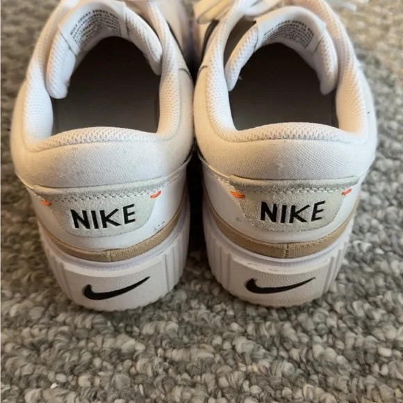 Women’s Nike sneakers - Picture 3 of 4